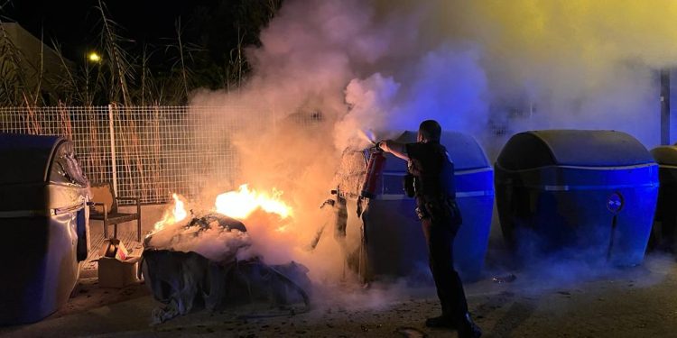 Un policía local usa un extintor para apagar las llamas. Foto Policía Local de Ibiza