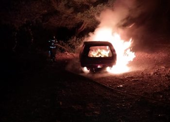 El coche ardiendo. Fotos Consell de Formentera/Bomberos