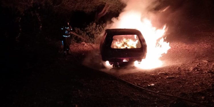 El coche ardiendo. Fotos Consell de Formentera/Bomberos