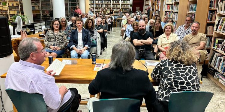Un momento de la presentación del libro de Carles Fabregat en Can Ventosa. Fotos Noudiari