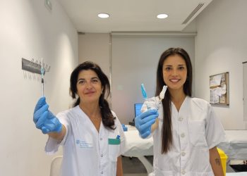 Irene Mínguez con la vacuna contra la covid (izq) y Belén Precioso con las vacunas de la gripe (mayores de 60 y menores de 60)