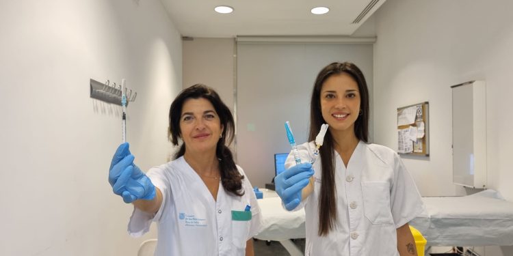 Irene Mínguez con la vacuna contra la covid (izq) y Belén Precioso con las vacunas de la gripe (mayores de 60 y menores de 60)