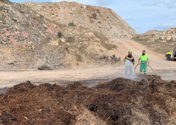 Los bomberos de Formentera siguen actuando en la planta de residuos.