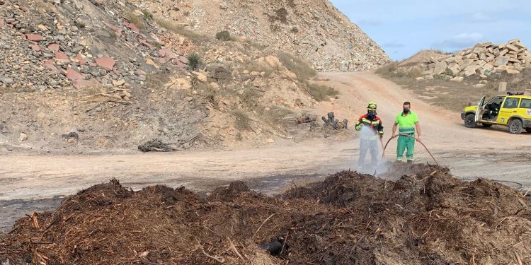 Los bomberos de Formentera siguen actuando en la planta de residuos.