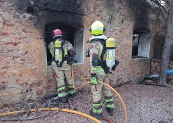 Los bomberos  trabajando en la extinción de un incendio. Foto Bomberos de Formentera / Consell