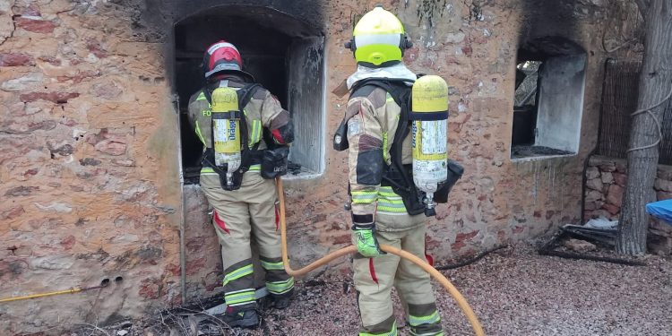Los bomberos  trabajando en la extinción de un incendio. Foto Bomberos de Formentera / Consell