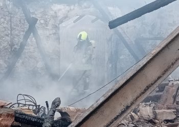 Esta mañana todavía hay mucho humo en el local incendiado. Fotos Bomberos Formentera  / Consell