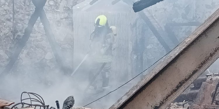 Esta mañana todavía hay mucho humo en el local incendiado. Fotos Bomberos Formentera  / Consell