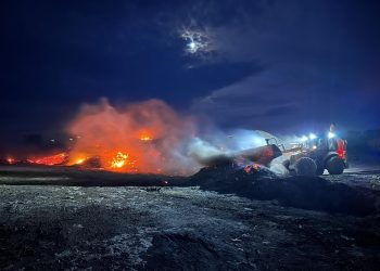 Los bomberos trabajan en la extinción de las llamas con retroexcavadoras cuando el viento lo permite. Imágenes Consell