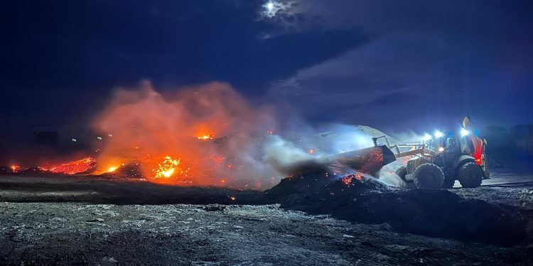 Los bomberos trabajan en la extinción de las llamas con retroexcavadoras cuando el viento lo permite. Imágenes Consell