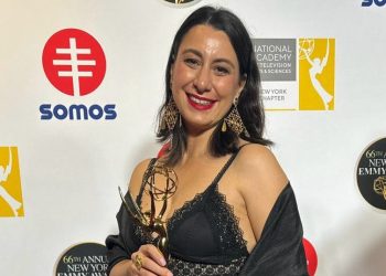 Carmen Vidal en la alfombra roja con su premio. La ibicenca llevó un vestido de Charo Ruiz y joyas de Elisa Pomar que causaron sensación. Fotos cedidas por Carmen Vidal a Noudiari.