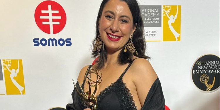 Carmen Vidal en la alfombra roja con su premio. La ibicenca llevó un vestido de Charo Ruiz y joyas de Elisa Pomar que causaron sensación. Fotos cedidas por Carmen Vidal a Noudiari.