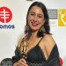 Carmen Vidal en la alfombra roja con su premio. La ibicenca llevó un vestido de Charo Ruiz y joyas de Elisa Pomar que causaron sensación. Fotos cedidas por Carmen Vidal a Noudiari.
