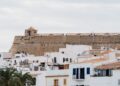 Extinction Rebellion Ibiza cuelga una pancarta con el lema ‘Menys turisme, més vida’ en Dalt Vila