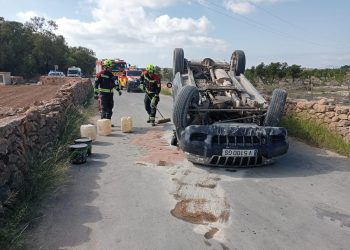 Imagen del automóvil volcado en Formentera.