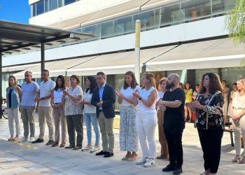 Concentración en el CETIS de Ibiza en solidaridad por las familias y personas allegadas a las víctimas del incendio de la discoteca de Murcia que ha dejado al menos 13 muertos.
