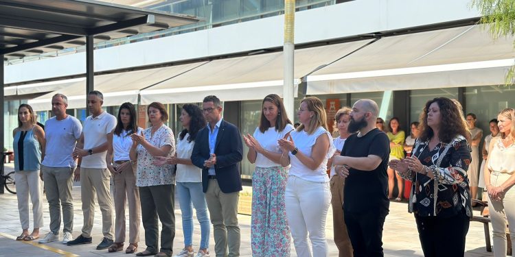 Concentración en el CETIS de Ibiza en solidaridad por las familias y personas allegadas a las víctimas del incendio de la discoteca de Murcia que ha dejado al menos 13 muertos.