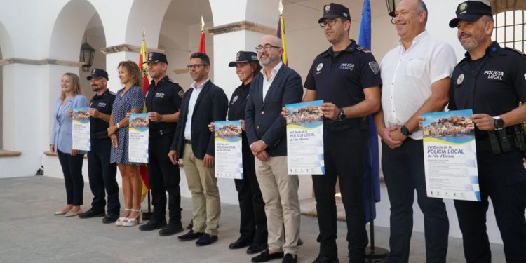 Alcaldes, concejales y jefes de Policía de los cinco ayuntamientos en la presentación. Foto: Ayuntamiento de Ibiza