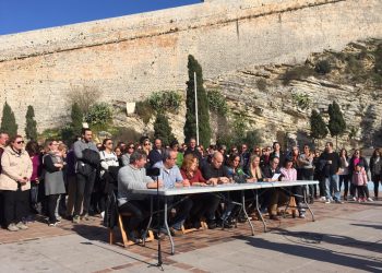 Imagen de archivo de una protesta conjunta de docentes y asociaciones de madres y padres de alumnos de Ibiza