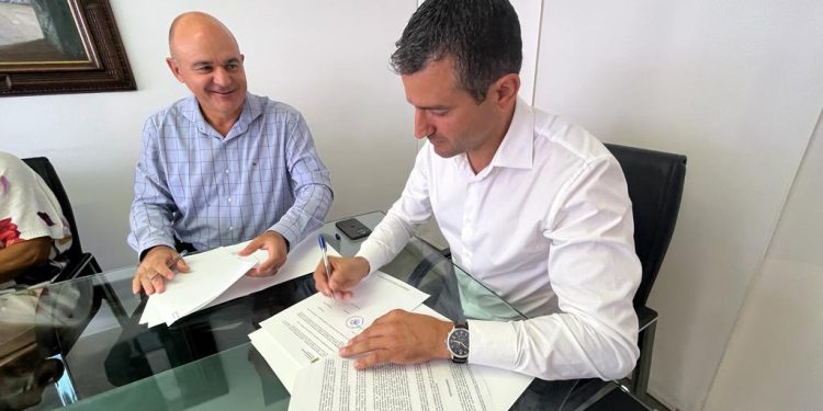 Vicent Marí i Marcos Serra signen l'acord. Foto: Consell d'Eivissa