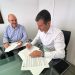 Vicent Marí i Marcos Serra signen l'acord. Foto: Consell d'Eivissa