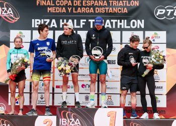 Imagen de la entrega de trofeos. FOTO: JON IZETA