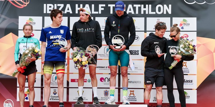 Imagen de la entrega de trofeos. FOTO: JON IZETA