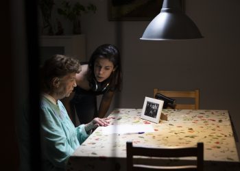 Bárbara Hermosilla da unas indicaciones a su abuela y protagonista del corto, Chelo Gómez