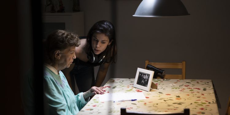 Bárbara Hermosilla da unas indicaciones a su abuela y protagonista del corto, Chelo Gómez