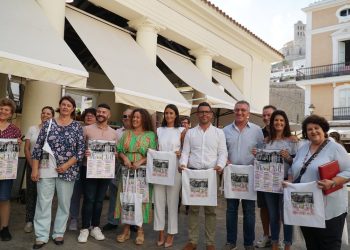 La presentación de las actividades por el aniversario ha contado con autoridades y comerciantes de la zona.
