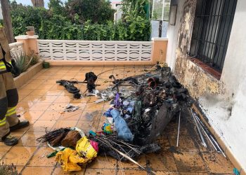 Elementos quemados en el incendio de la terraza del inmueble. Foto: Bombers d'Eivissa
