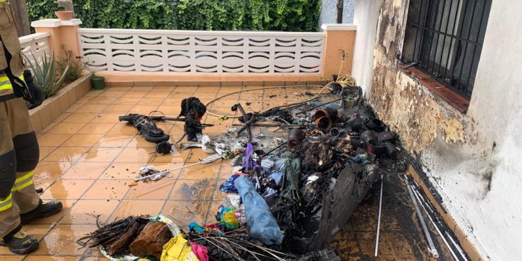 Elementos quemados en el incendio de la terraza del inmueble. Foto: Bombers d'Eivissa