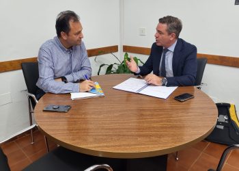 Llorenç Córdoba y Miguel Jerez, durante el encuentro matenido hoy. Foto: Consell Insular de Formentera