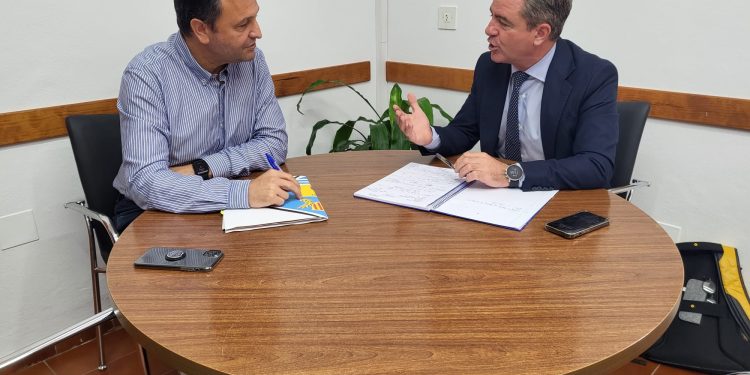 Llorenç Córdoba y Miguel Jerez, durante el encuentro matenido hoy. Foto: Consell Insular de Formentera
