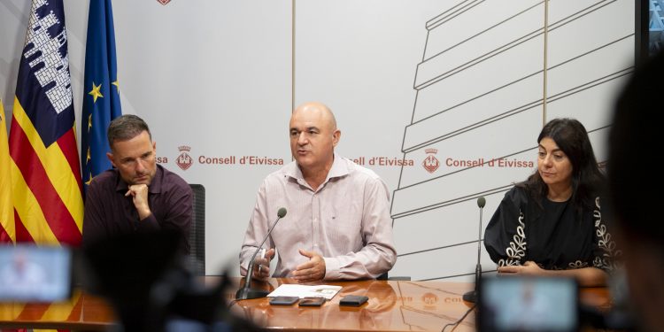 Mariano Juan, Vicent Marí y Sara Ramón durante la rueda de prensa de balance.