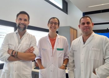 En la foto de izquierda a derecha, el doctor Carlos Rodríguez Franco, jefe de Oncología médica; la doctora Blanca Sánchez, incorporada en octubre de 2023, y el doctor Urbicio Pérez.