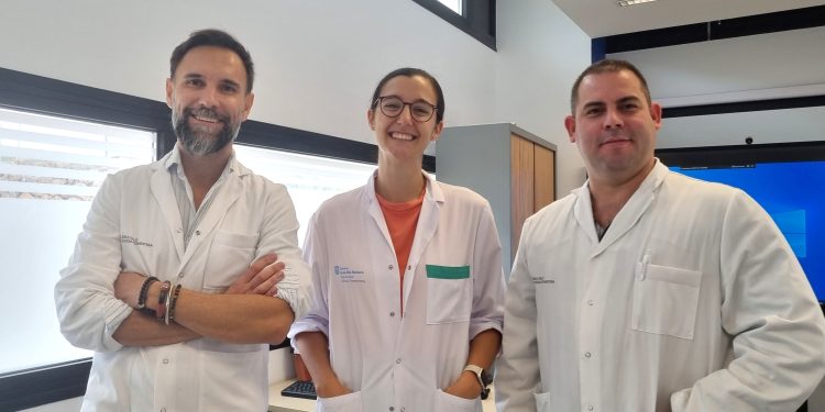 En la foto de izquierda a derecha, el doctor Carlos Rodríguez Franco, jefe de Oncología médica; la doctora Blanca Sánchez, incorporada en octubre de 2023, y el doctor Urbicio Pérez.