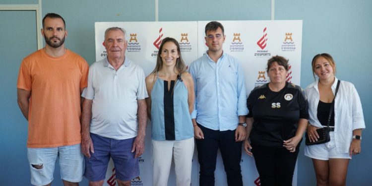Los participantes en la firma del pacto. Foto: Ayuntamiento de Ibiza