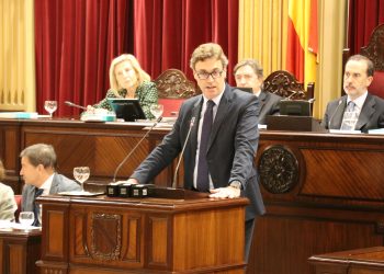 El vicepresidente y conseller de Economía, Hacienda e Innovación, Antoni Costa, en una sesión plenaria.