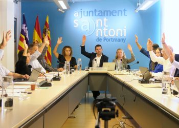 Votación en el pleno celebrado hoy. Foto: Ayuntamiento de Sant Antoni