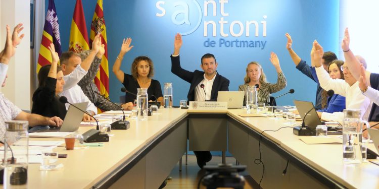 Votación en el pleno celebrado hoy. Foto: Ayuntamiento de Sant Antoni