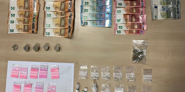 Sustancias y dinero incautado en esta detención. Foto Policía Nacional