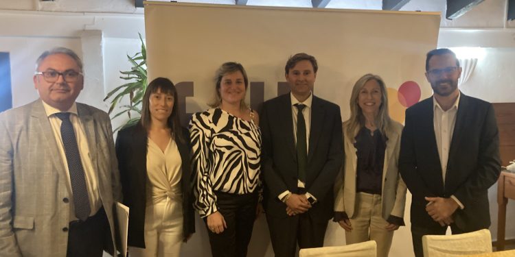 Verónica Castelló, segunda por la izquierda de la imagen y Carmen Ferrer, segunda por la derecha, representan a Formentera y a Ibiza en el consejo de la Felib.