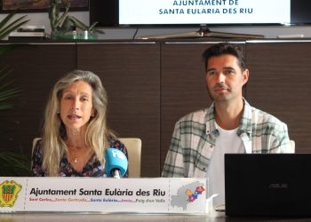 Carmen Ferrer y Miguel Tur, en la presentación de los presupuestos. Foto: Ayuntamiento de Santa Eulària