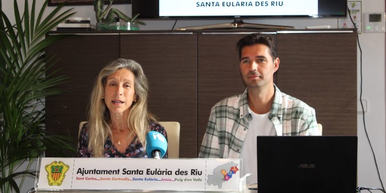 Carmen Ferrer y Miguel Tur, en la presentación de los presupuestos. Foto: Ayuntamiento de Santa Eulària