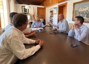 Una imagen de la reunión entre Consell y Ayuntamiento de Santa Eulària en la sede de este último.