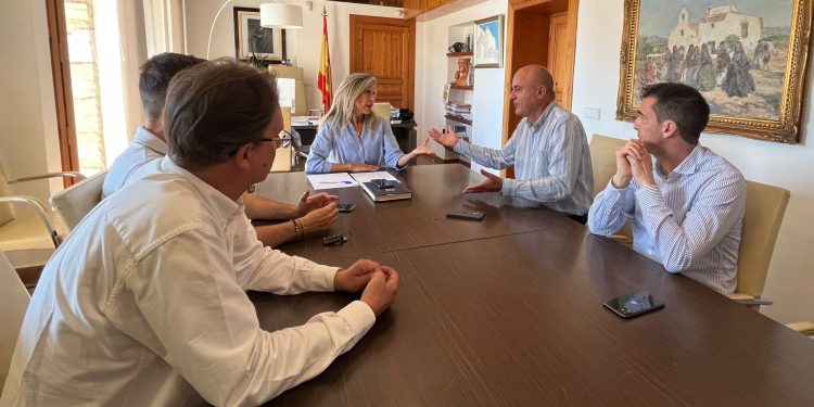 Una imagen de la reunión entre Consell y Ayuntamiento de Santa Eulària en la sede de este último.