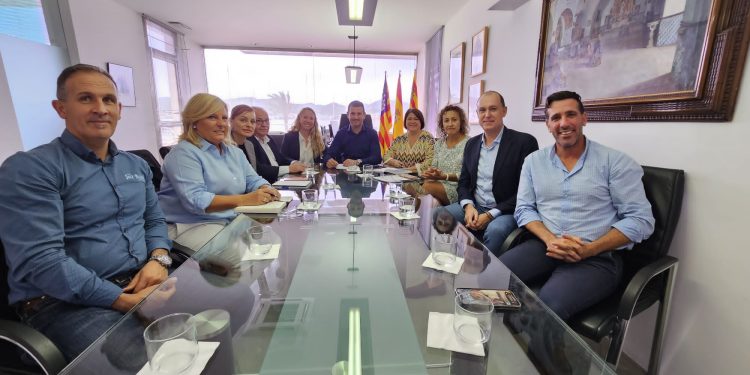 Reunión en el Ayuntamiento de Sant Antoni. Foto: Partido Popular