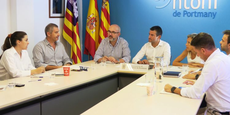 Un momento de la reunión celebrada a mediodía. Foto: Ayuntamiento de Sant Antoni