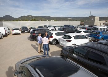 Decenas de taxis pirata inmovilizados, en esta imagen de archivo de la visita del conseller Mariano Juan al depósito